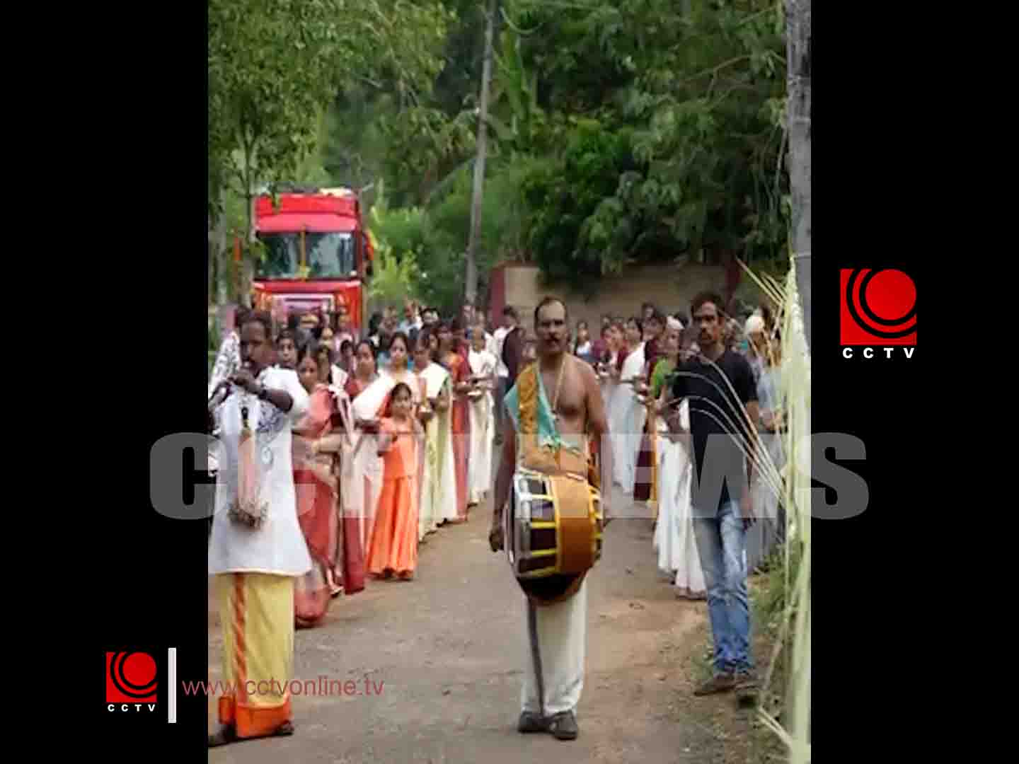 വേലൂര് കാര്ത്ത്യായനി ക്ഷേത്രത്തില് കൊടിമരത്തിനുള്ള ഒരുക്കങ്ങളാകുന്നു