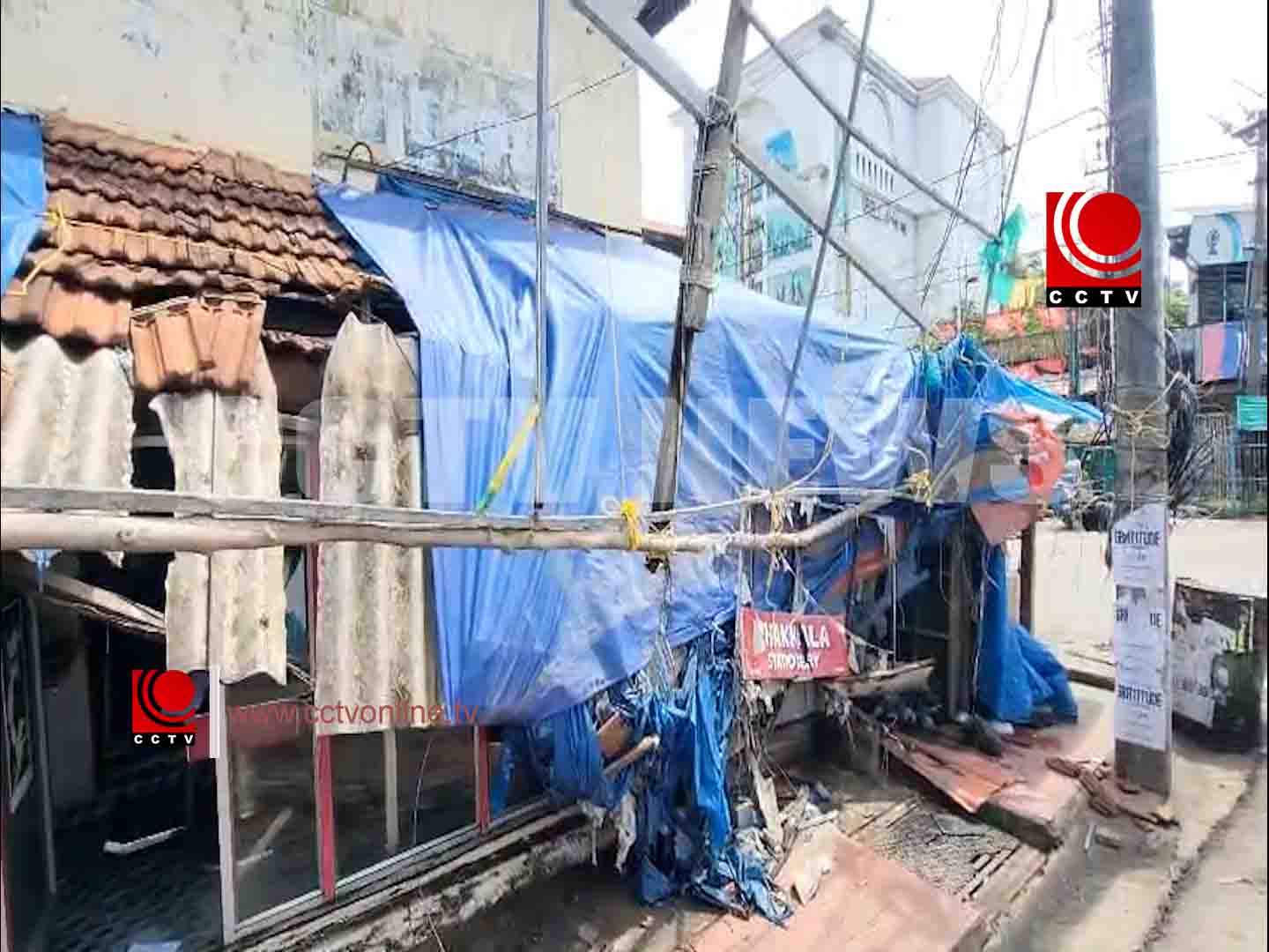 ലോറിയിടിച്ച് കടകള് തകര്ന്നു ; കടക്കുള്ളില് ഉറങ്ങിക്കിടന്നിരുന്ന കടയുടമ രക്ഷപ്പെട്ടു