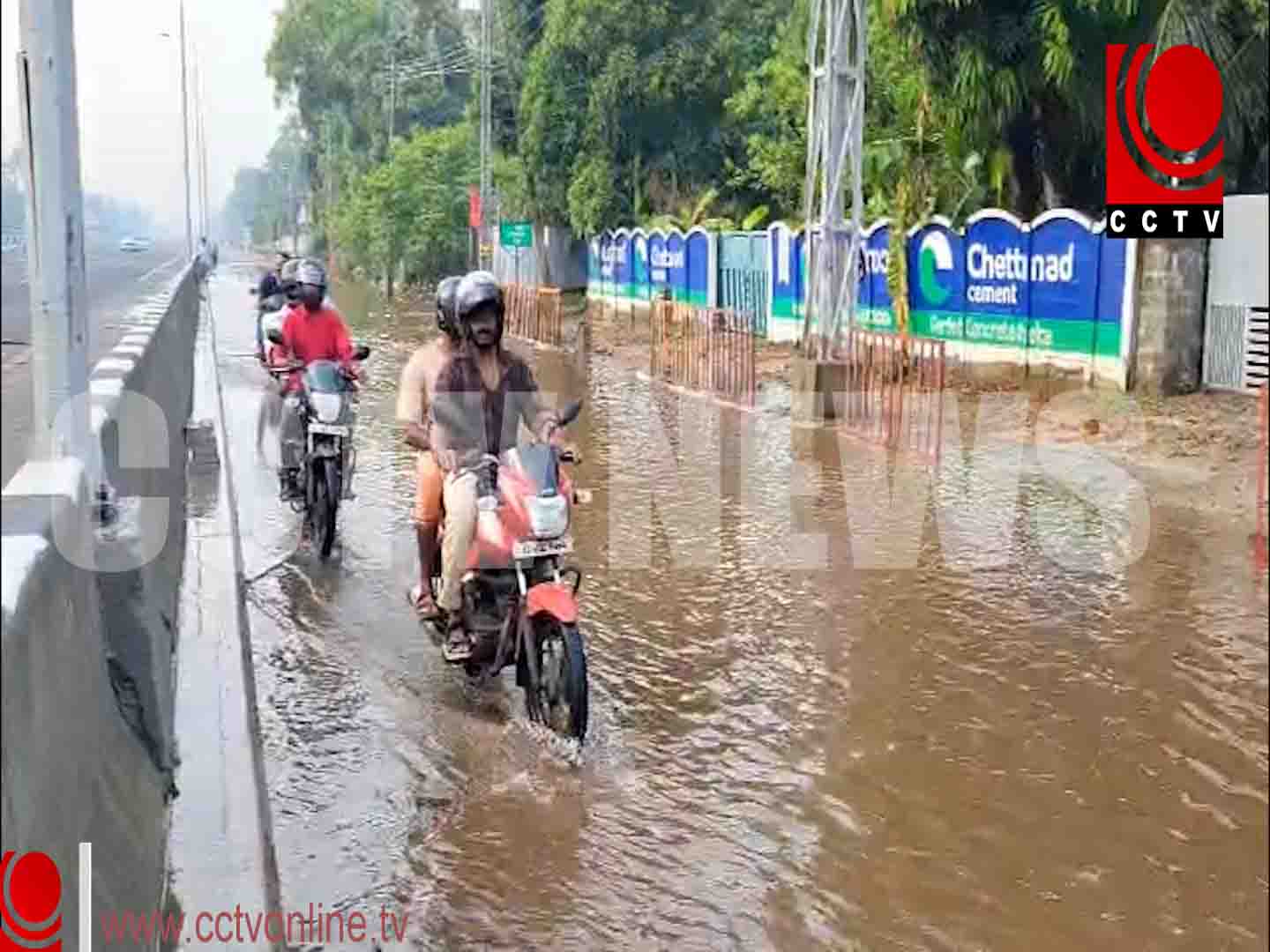 ശക്തമായ മഴയില് ദേശീയ പാത തിരുവത്രയിലെ സര്വീസ് റോഡ് വെള്ള ക്കെട്ടില് മുങ്ങി