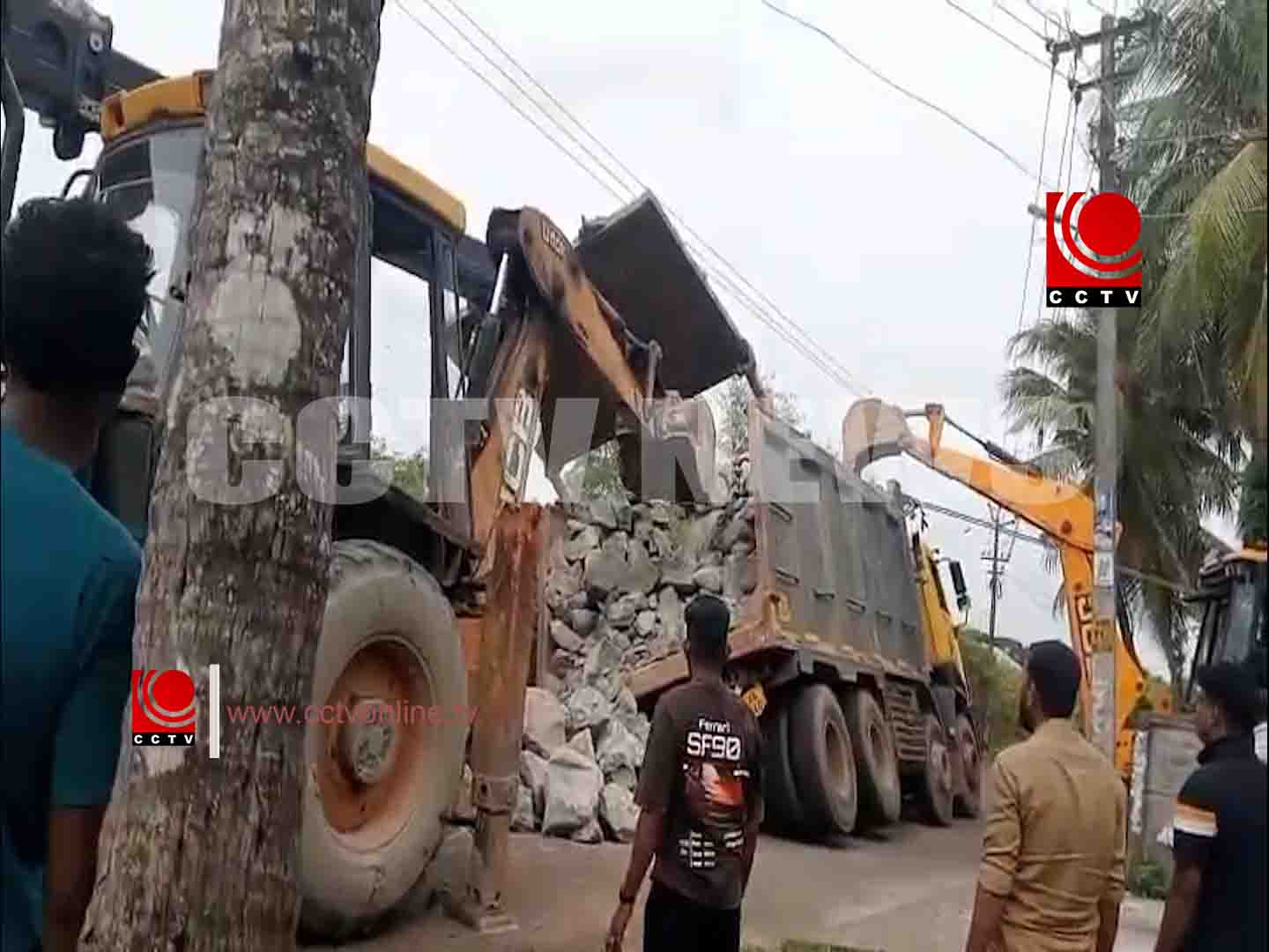 കരിങ്കല്ല് കയറ്റിവന്ന ടോറസ് ലോറി നിയന്ത്രണം വിട്ട് പാടത്തേക്ക് മറിഞ്ഞു