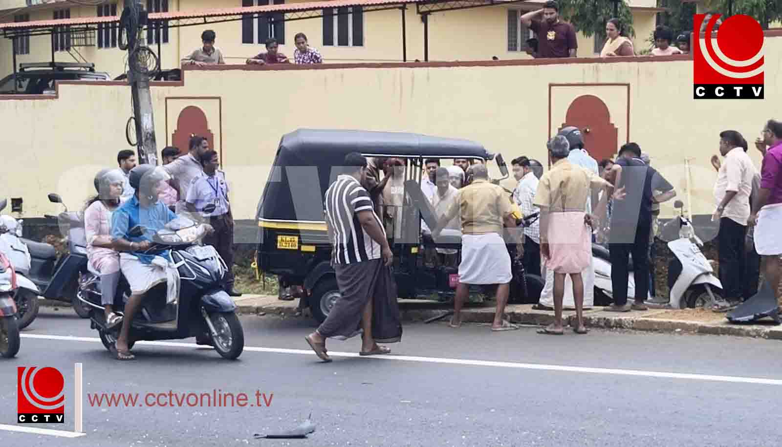 കുന്നംകുളത്ത് സ്കൂട്ടറും ഓട്ടോറിക്ഷയും കൂട്ടിയിടിച്ച് അപകടം.