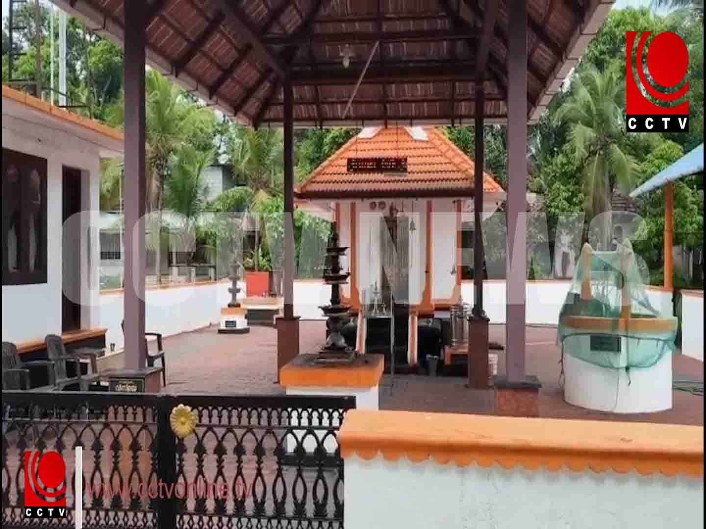 പൂന്നയൂര്ക്കുളം ആല്ത്തറ കുണ്ടനി ശ്രീ ദണ്ഡന്സ്വാമിക്ഷേത്രമുറ്റത്ത് പുതുതായി നിര്മിച്ച കൊന്നമരതറ ക്ഷേത്രത്തിന് സമര്പ്പിച്ചു