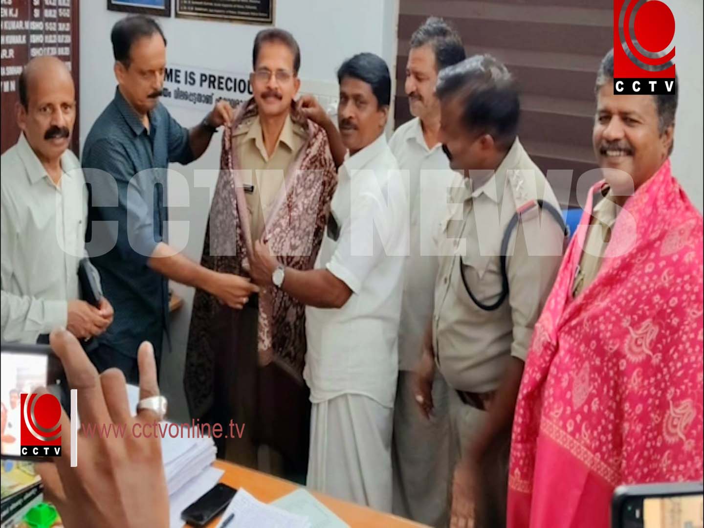 എസ്ഐമാരായ ജനമൈത്രി കമ്യൂണിറ്റി റിലേഷന് ഓഫീസര് ടി. അരവിന്ദാക്ഷന്, ജ്യോതി പ്രകാശ് എന്നിവരെ ചാലിശ്ശേരി അങ്ങാടി കൂട്ടായ്മയുടെ നേതൃത്വത്തില് ആദരിച്ചു.