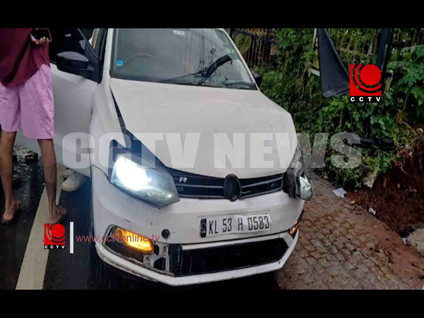 അക്കിക്കാവില് കാറുകള് കൂട്ടിയിടിച്ച് അപകടം ;ആര്ക്കും പരിക്കില്ല