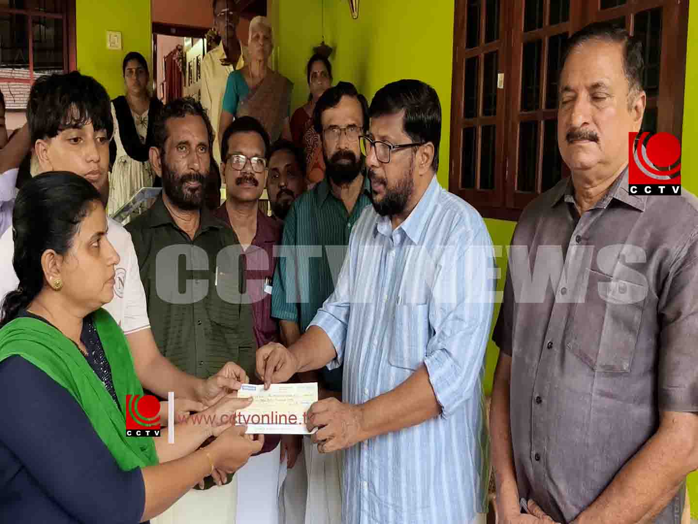 സഹപ്രവര്ത്തകന്റെ കുടുംബത്തിന് കൈതാങ്ങുമായി നവോദയ സാംസ്കാരിക വേദി