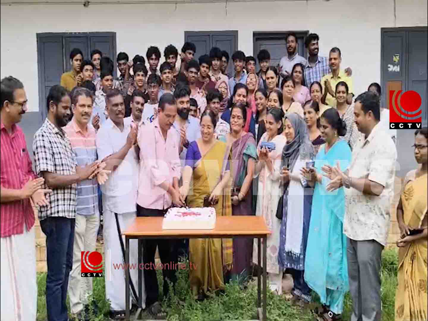 എസ്എസ്എല്സിയില് നൂറുമേനി: കുന്നംകുളം ഗവ: വൊക്കേഷണല് എച്ച്എസ്എസില് വിജയാഘോഷം നടത്തി