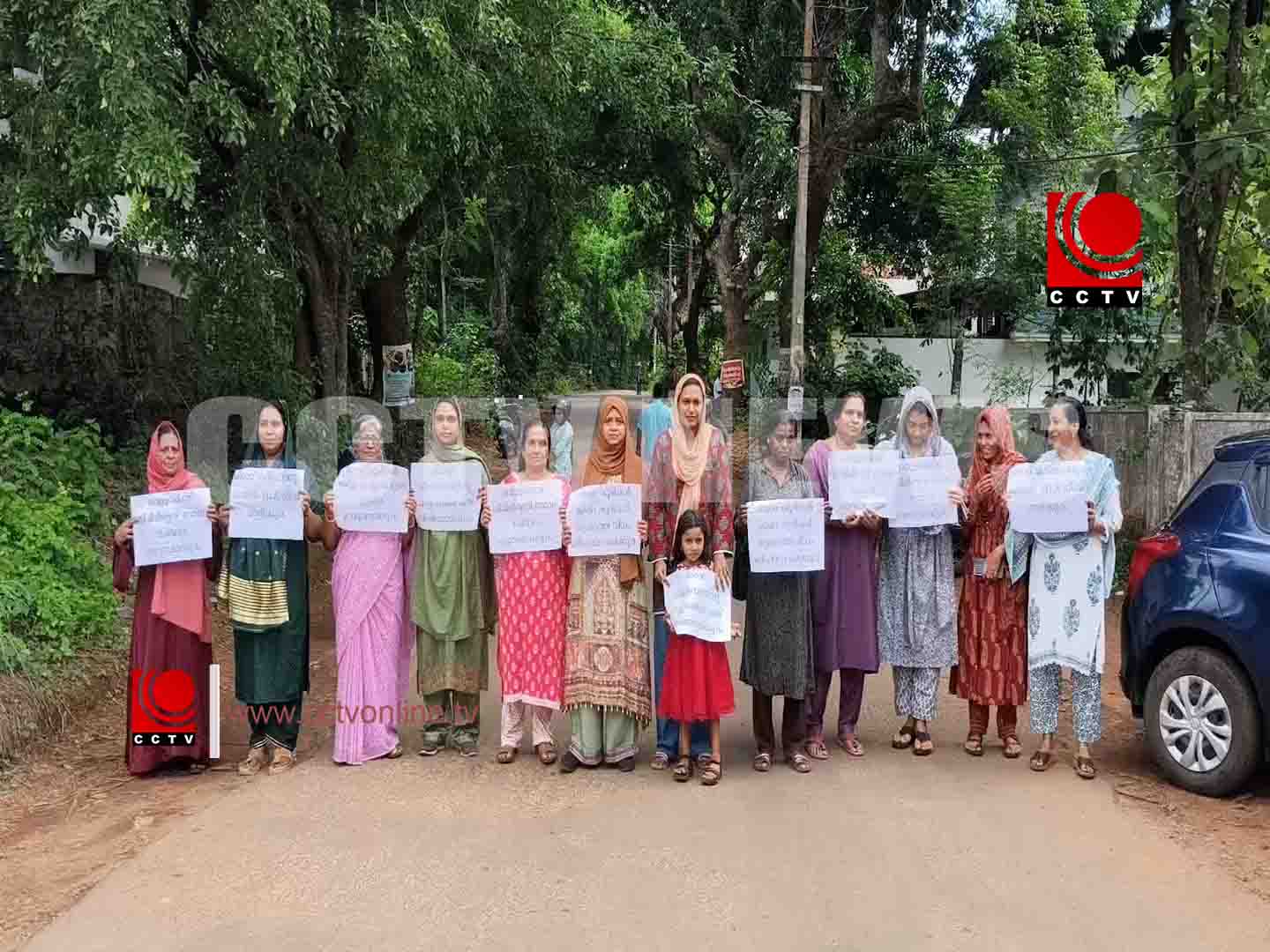 വര്ഷങ്ങളായി തകര്ന്നു കിടക്കുന്ന വെള്ളറക്കാട് – തിപ്പലശ്ശേരി റോഡ് പുനര്നിര്മ്മിക്കാത്തതില് പ്രതിഷേധം