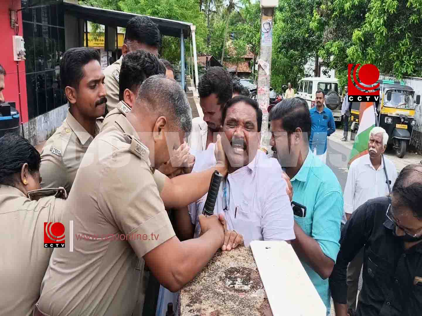 തെരുവ് നായ ആക്രമണം രൂക്ഷം, കോണ്ഗ്രസ് പ്രതിഷേധം പോലീസ് ബലം പ്രയോഗിച്ച് അറസ്റ്റ് ചെയ്തു