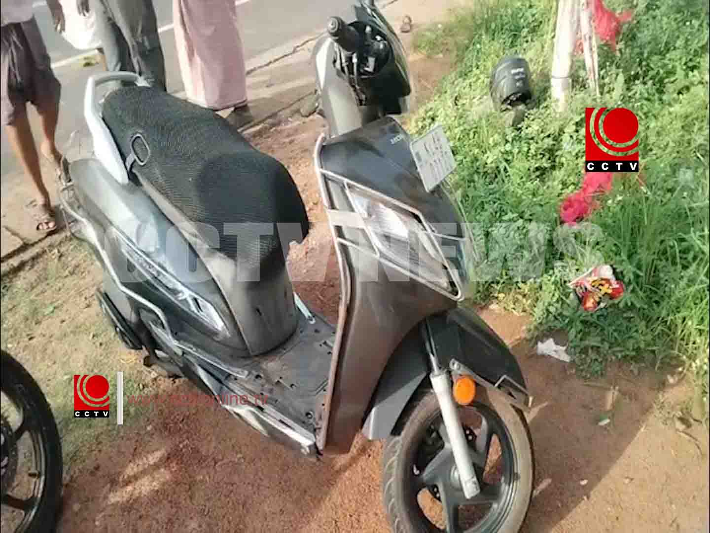 കടവല്ലൂര് കല്ലുംപുറത്ത് സ്കൂട്ടറുകള് കൂട്ടിയിടിച്ച് രണ്ടു പേര്ക്ക് പരിക്കേറ്റു
