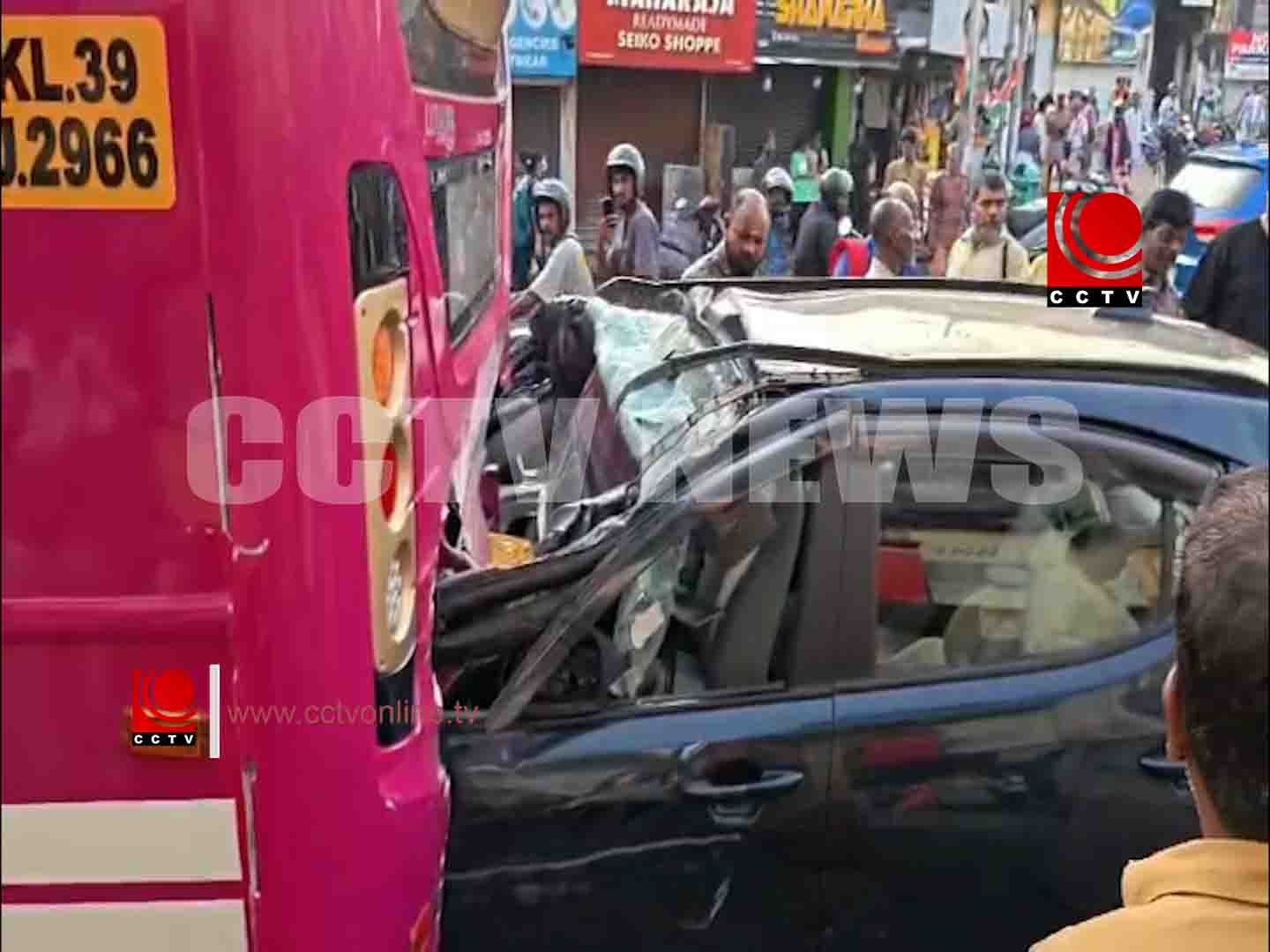 നിയന്ത്രണം വിട്ട കാര് ഓട്ടോറിക്ഷയിലും സ്വകാര്യ ബസിലും ഇടിച്ചു; മൂന്ന് പേര്ക്ക് പരിക്ക്