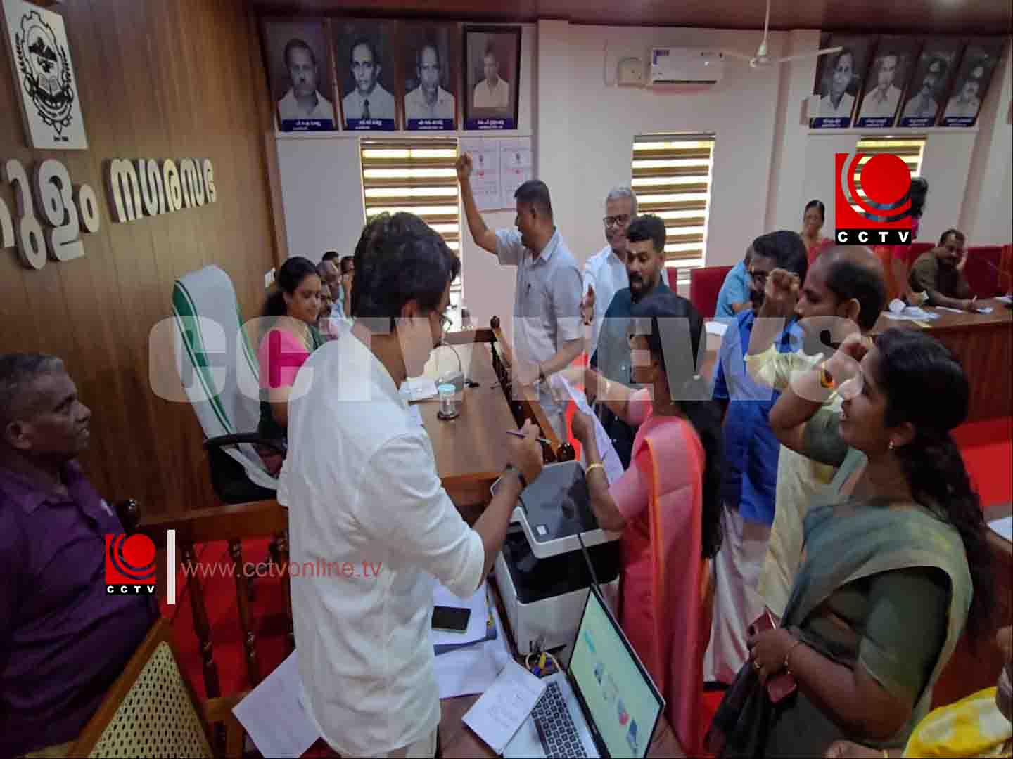 സംസാരിക്കാന് അനുമതി നല്കിയില്ല; കൗണ്സില് യോഗത്തില് ബിജെപി കൗണ്സിലര്മാരുടെ പ്രതിഷേധം