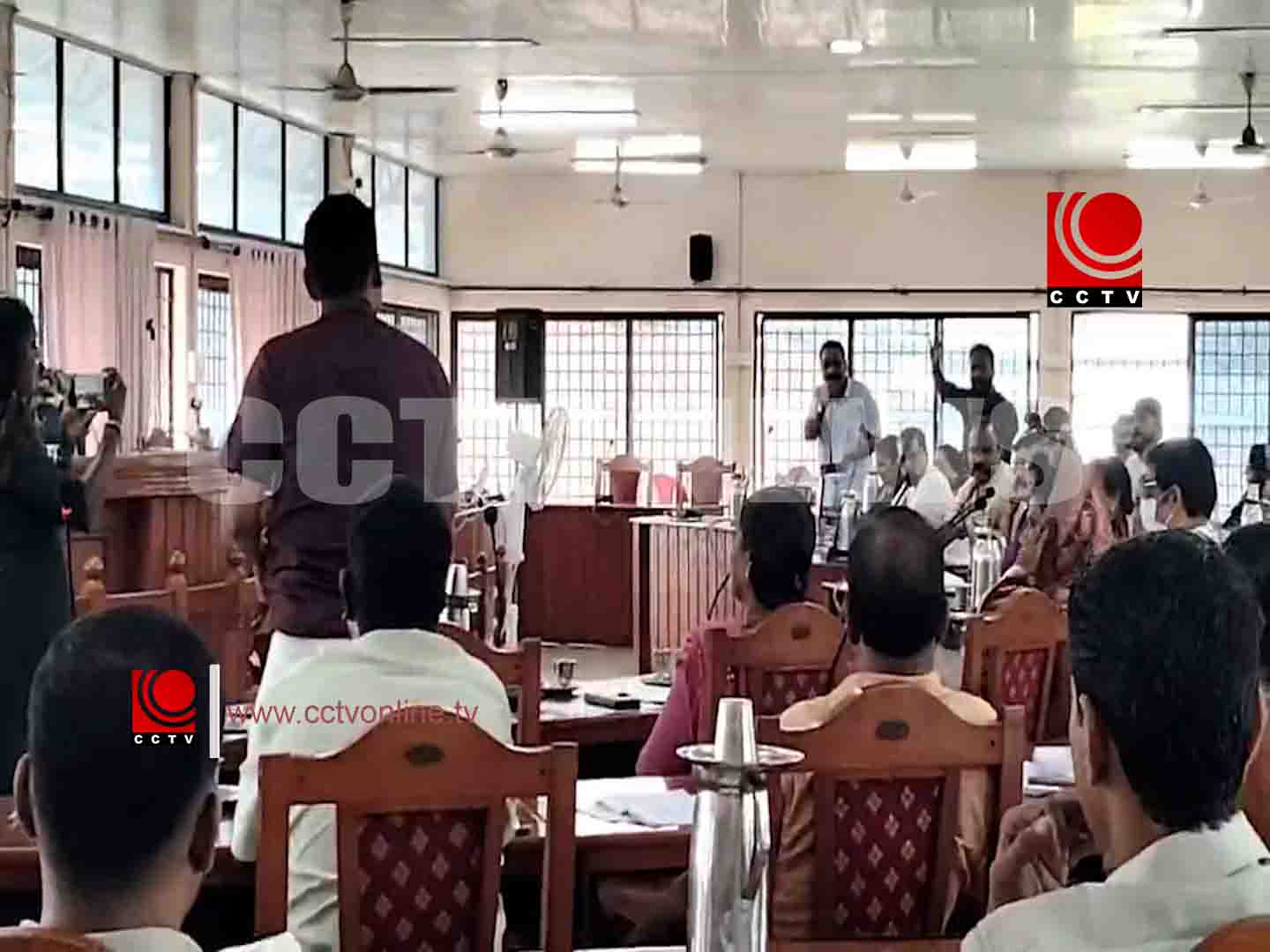 സ്റ്റേഡിയം ചില സംഘടനകള്ക്ക് മാത്രം നല്കുന്നത് സംബന്ധിച്ച് കൗണ്സില് യോഗത്തില് ബഹളം