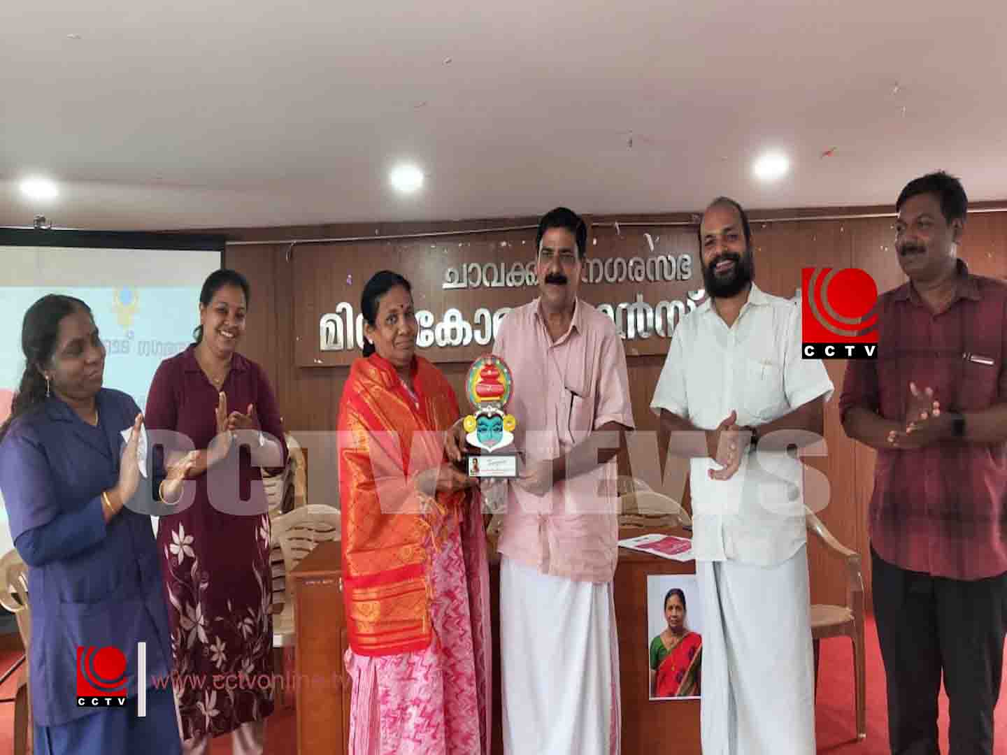 ചാവക്കാട് നഗരസഭയിലെ ശുചികരണ തൊഴിലാളി കെ.പി.പ്രമീളയ്ക്ക് യാത്രയയപ്പ് നല്കി