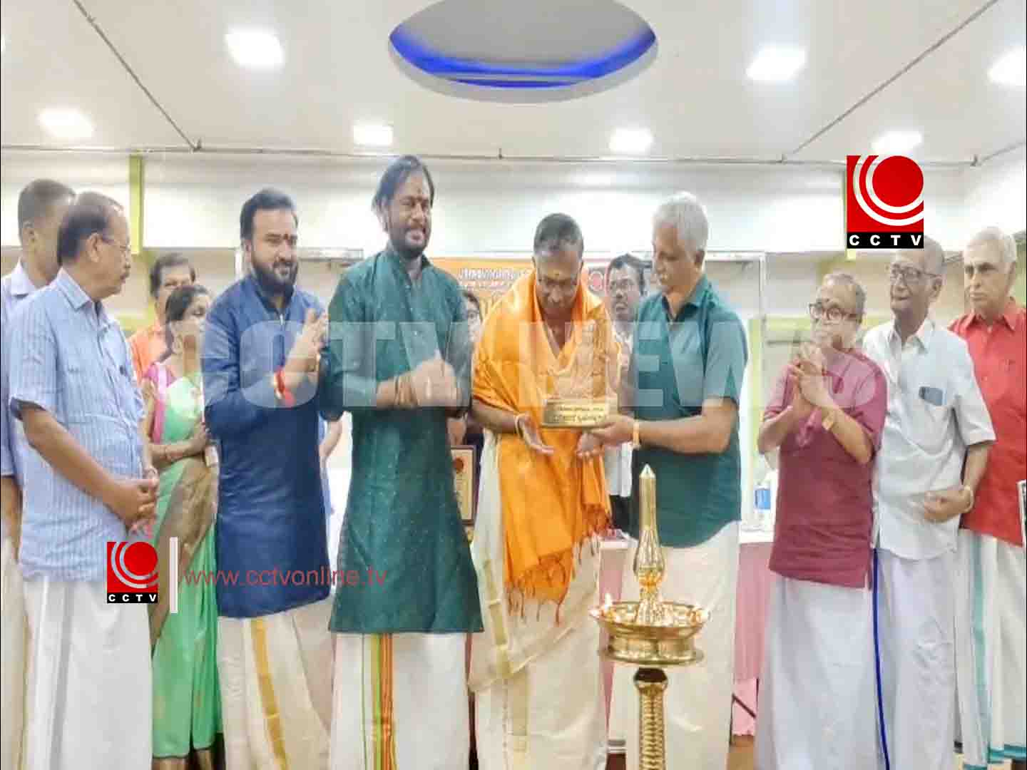 ജയദേവപുരസ്കാരം വടക്കേപ്പാട്ട് കൃഷ്ണകുമാറിന് സമ്മാനിച്ചു