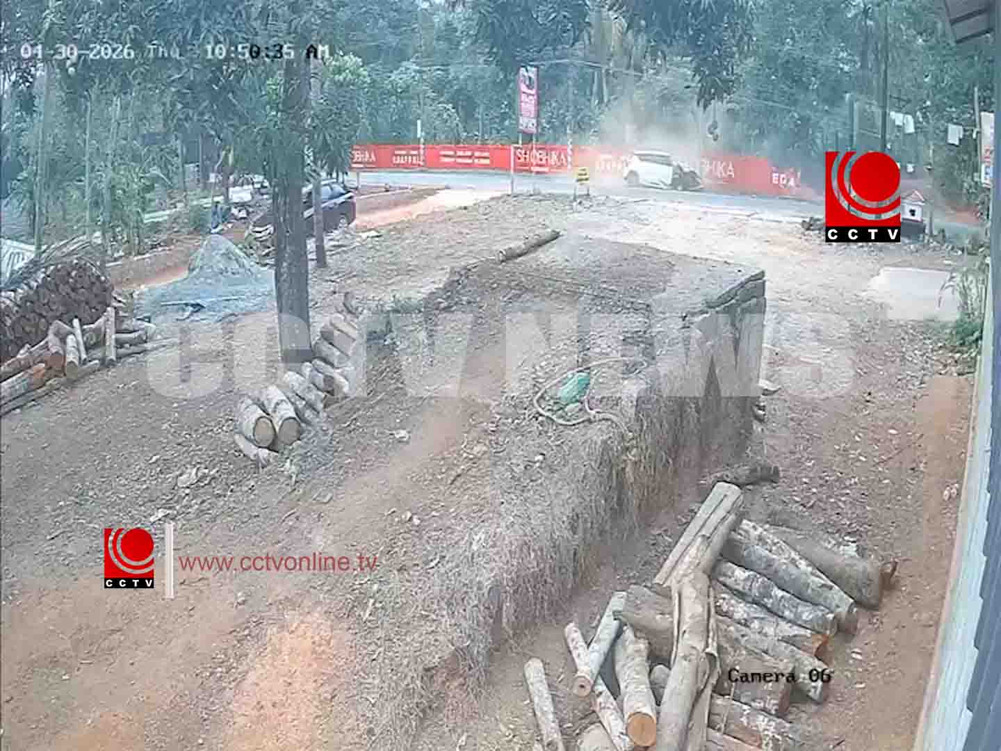 നിയന്ത്രണംവിട്ട കാര് വൈദ്യുതി പോസ്റ്റിലും മതിലിലും ഇടിച്ച് അപകടം