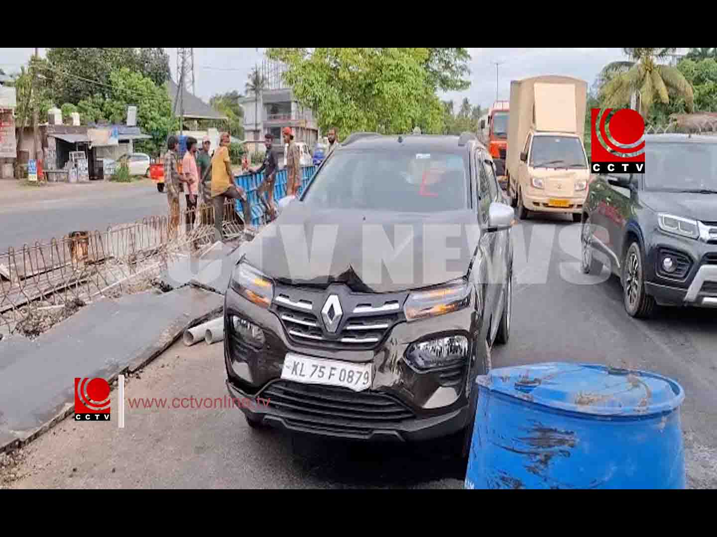 തൃശ്ശൂര് പേരാമ്പ്രയില് കാറിനു പുറകില് മറ്റൊരു കാര് ഇടിച്ച് അപകടം