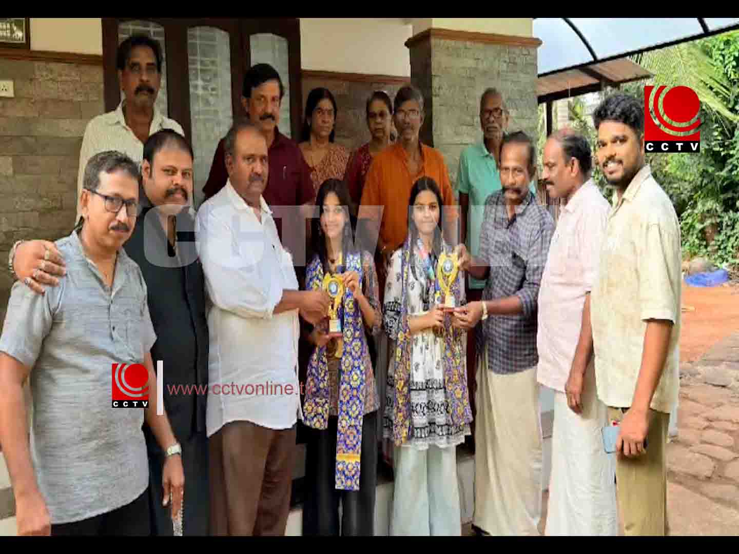 ഇന്റര്നാഷണല് യോഗ ചാമ്പ്യന്ഷിപ്പില് സ്വര്ണ്ണ മെഡല് കരസ്ഥമാക്കിയ അമൃത, അമയ എന്നിവരെ ആദരിച്ചു