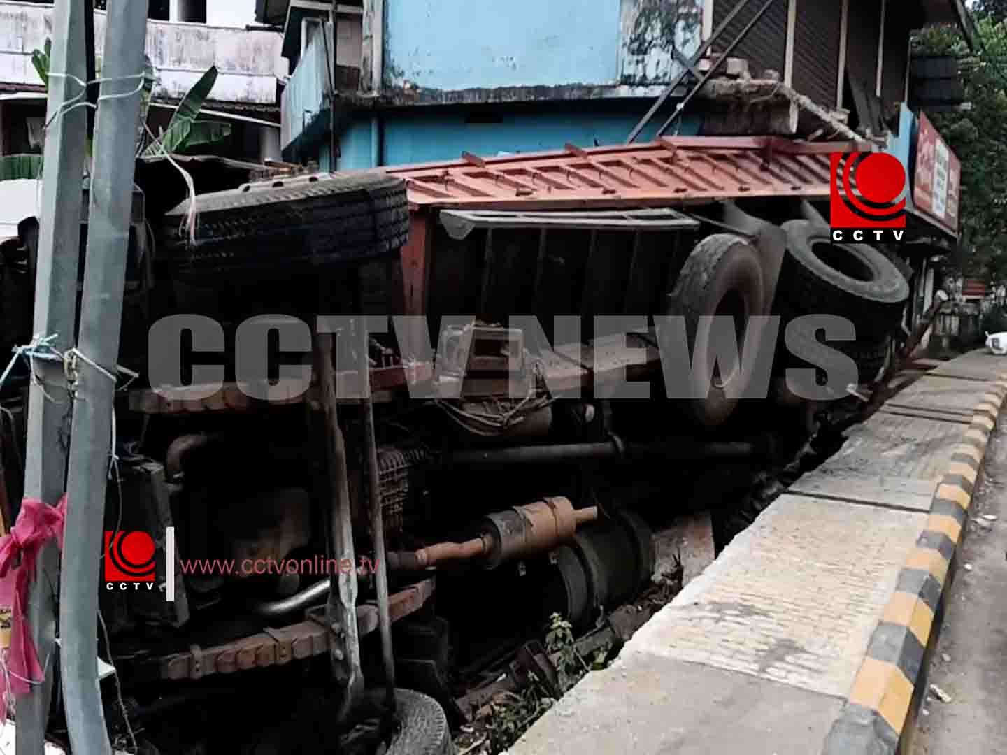 പന്നിത്തടത്ത് ലോറി മറിഞ്ഞ് അപകടം; ഡ്രൈവര് അത്ഭുതകരമായി രക്ഷപ്പെട്ടു