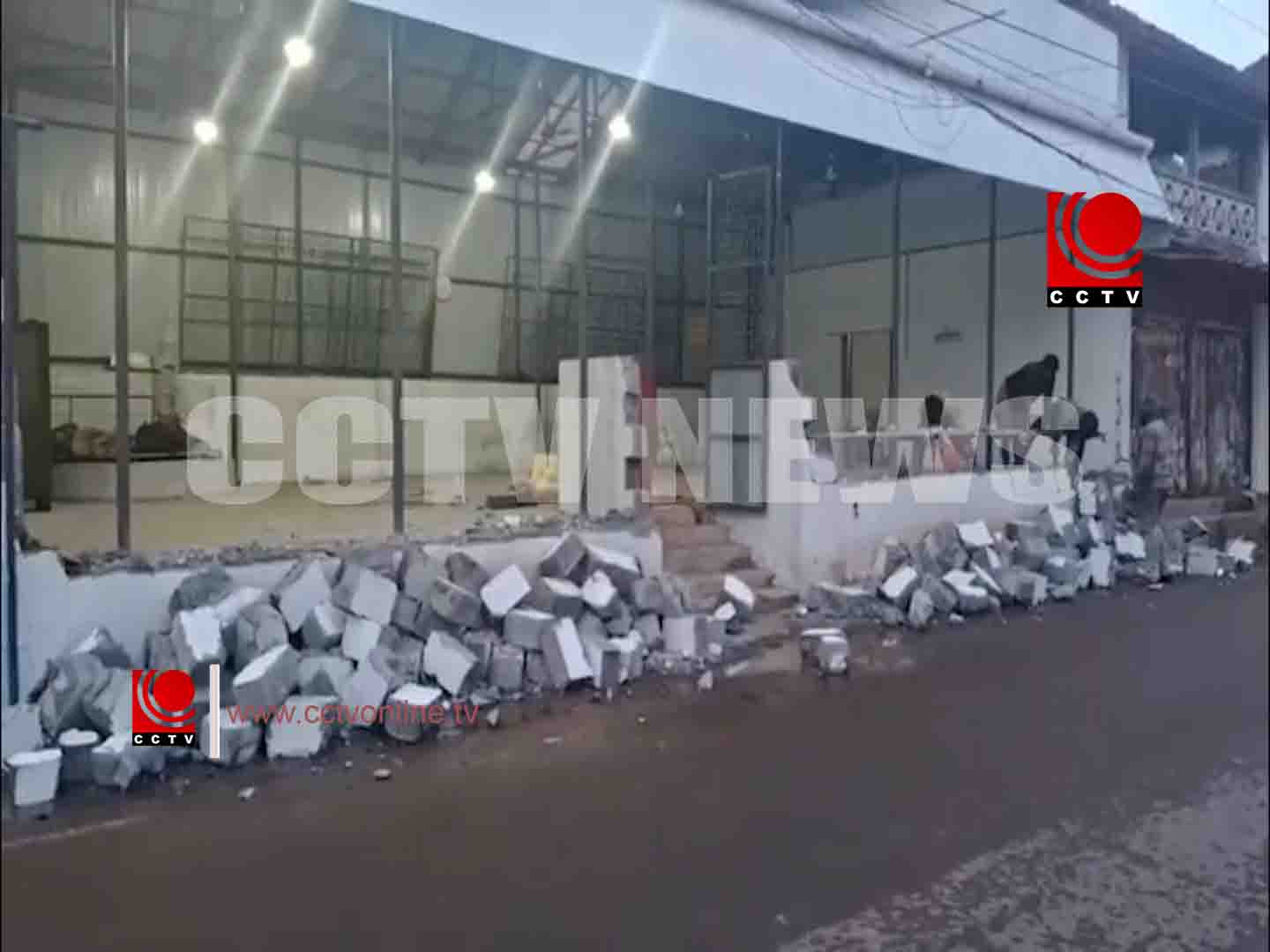 പഴഞ്ഞി അടക്ക വിപണന കേന്ദ്രത്തിന്റെ അരമതില് പൊളിച്ചുമാറ്റി