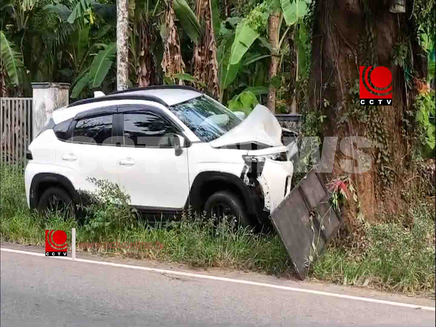 എരുമപ്പെട്ടി മങ്ങാട് നിയന്ത്രണം വിട്ട കാര് മരത്തില് ഇടിച്ച് അപകടം;
