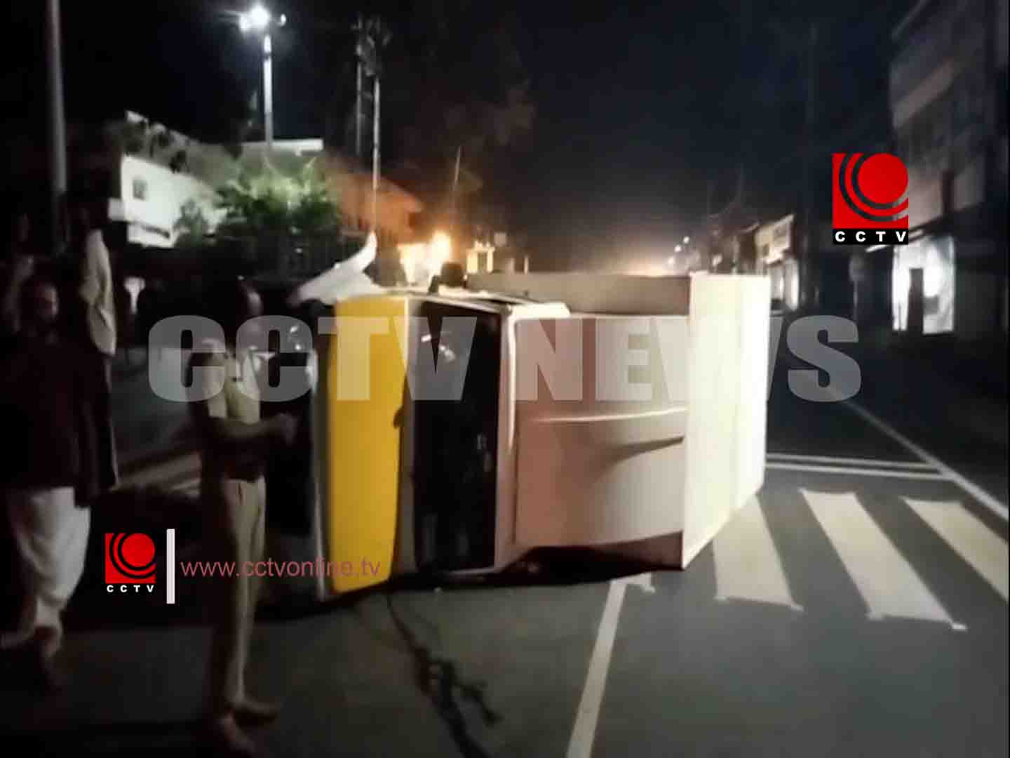 അക്കിക്കാവില് മിനി പിക്കപ്പ് ലോറി ഡിവൈഡറില് ഇടിച്ചു മറിഞ്ഞു; 2 പേര്ക്ക് സാരമായി പരിക്കേറ്റു