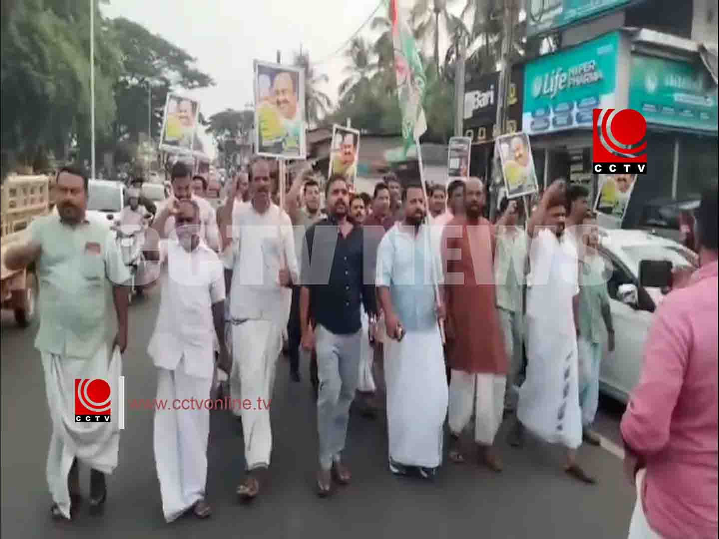 മുഖ്യമന്ത്രി സ്ഥാനം; വിഡി സതീശനായി പെരുമ്പിലാവില് യൂത്ത് കോണ്ഗ്രസ് പ്രകടനം നടത്തി