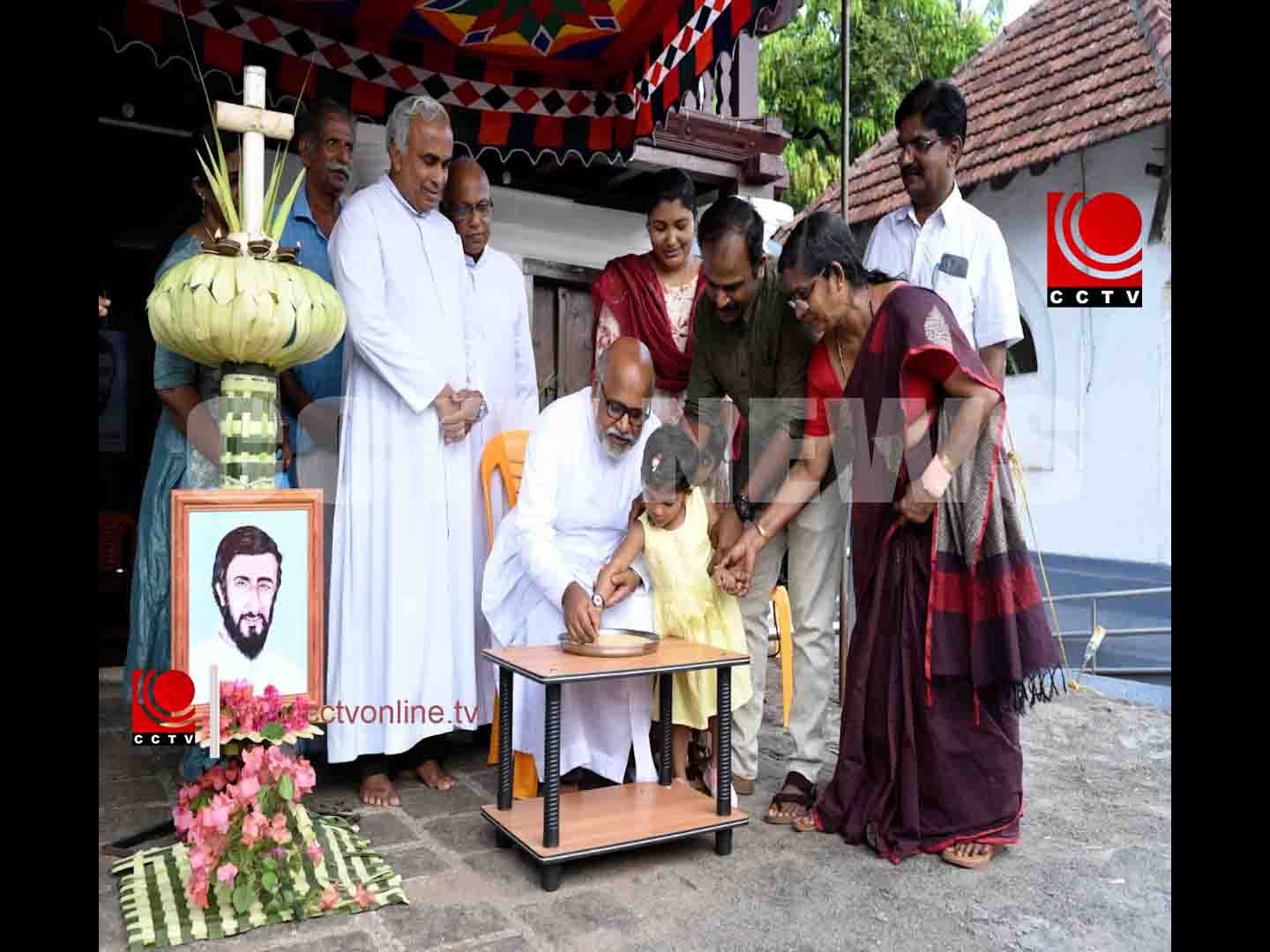 വേലൂര് അര്ണോസ് പാതിരി വസതിയില് നവ വിദ്യാര്ത്ഥികളെ എഴുത്തിനിരുത്തല് നടത്തി