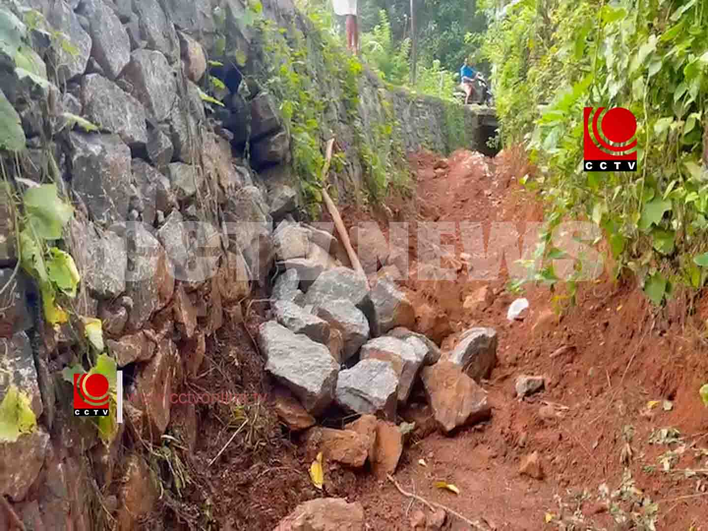 തയ്യൂരില് റോഡ് പണിയുടെ ഭാഗമായി നിര്മ്മിച്ച നീര് ചാലിന്റെ കരിങ്കല് ഭിത്തി തകര്ന്നു