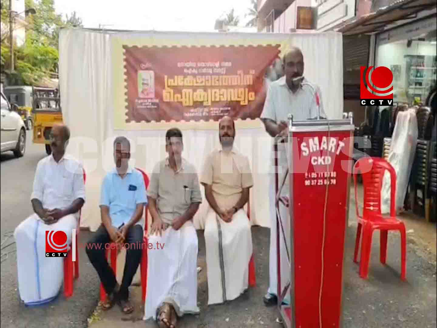 നോയിഡയിലെ തൊഴിലാളി സമരത്തിനു ഐക്യദാര്ഢ്യം ; ലേബര് കോഡ് കത്തിച്ച് പ്രതിഷേധം