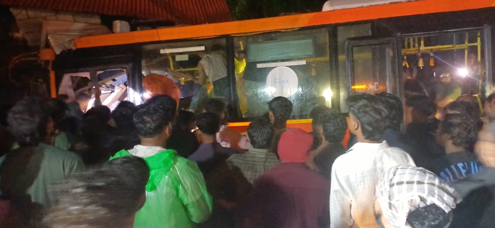 അക്കിക്കാവിൽ കെഎസ്ആർടിസി ബസ് നിയന്ത്രണം വിട്ട് കെട്ടിടത്തിലേക്ക് പാഞ്ഞുകയറി : 8 പേർക്ക് പരിക്ക് , ഡ്രൈവറുടെ നില അതീവ ഗുരുതരം