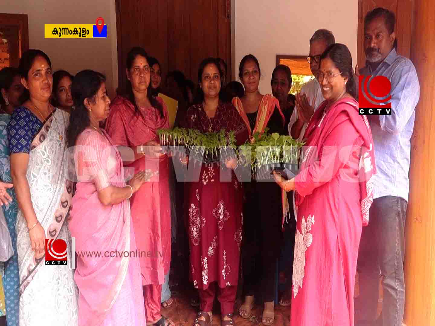 കുടുംബശ്രീ അയല്ക്കൂട്ടങ്ങള്ക്ക് ചെണ്ടുമല്ലി തൈകളും,പച്ചക്കറി തൈകളും വിതരണം ചെയ്തു