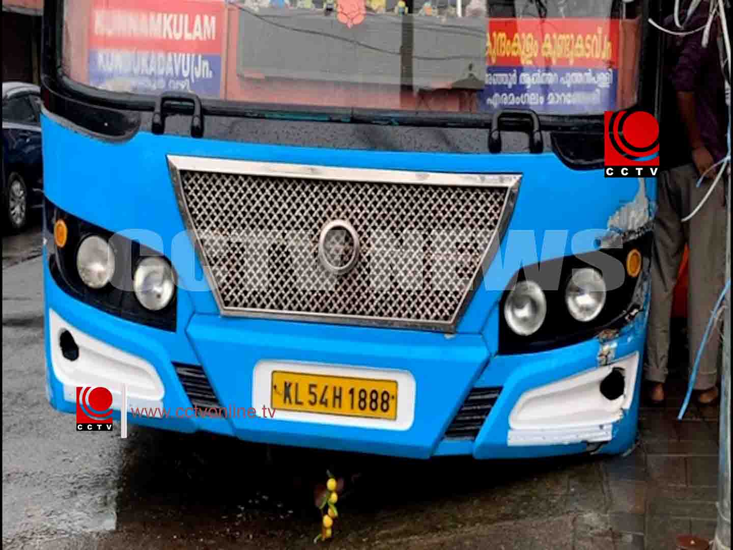സ്വകാര്യബസിന്റെ മുന്ചക്രം കാനയിലേക്ക് വീണു ; യാത്രക്കാര് പരിക്കേല്ക്കാതെ രക്ഷപ്പെട്ടു