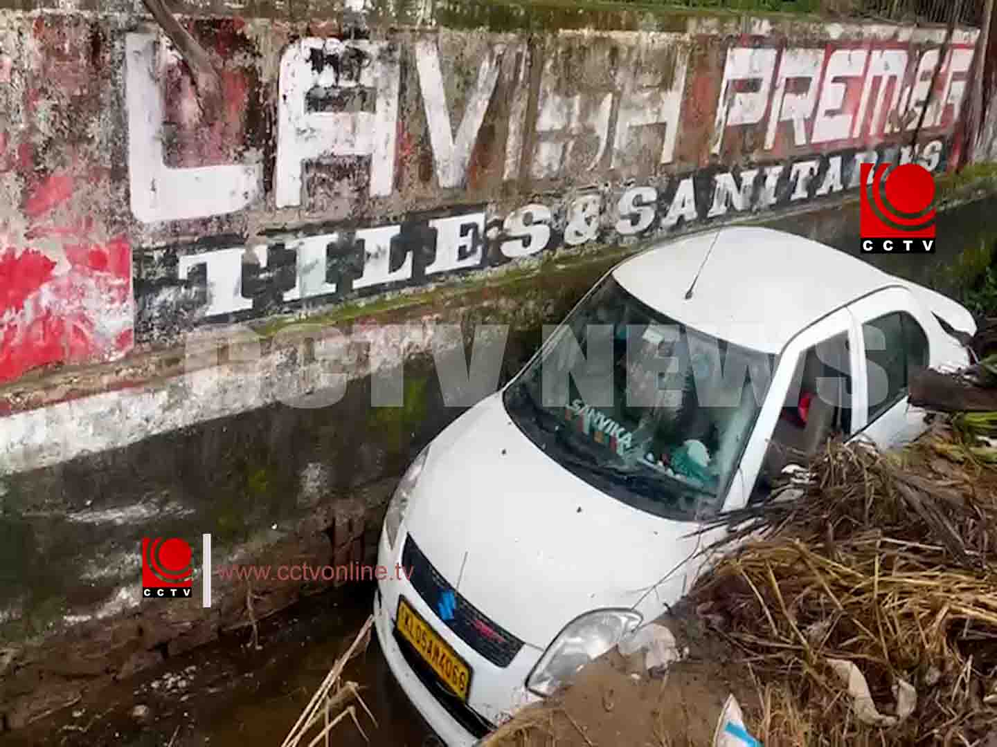 മുണ്ടൂരില് നിയന്ത്രണം വിട്ട കാര് കാനയിലേക്ക് വീണു