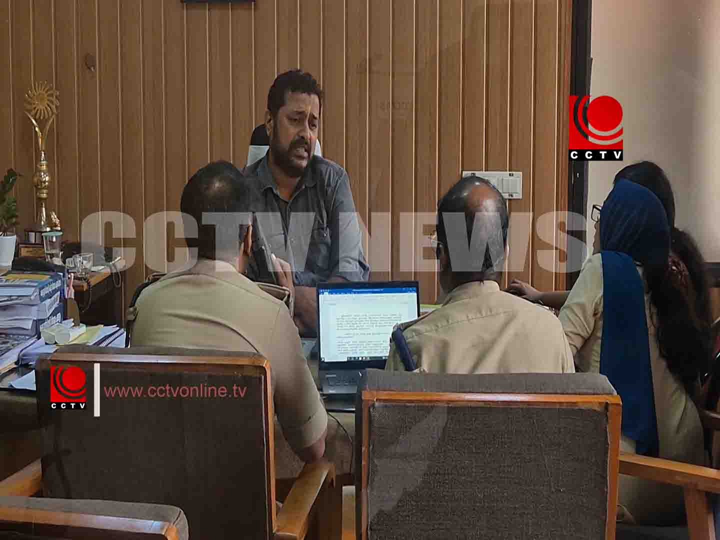 നഗരസഭ സെക്രട്ടറിയെ കൗണ്സിലര്മാര് കൈയേറ്റം ചെയ്ത സംഭവം ; പോലീസ് കേസെടുത്തു