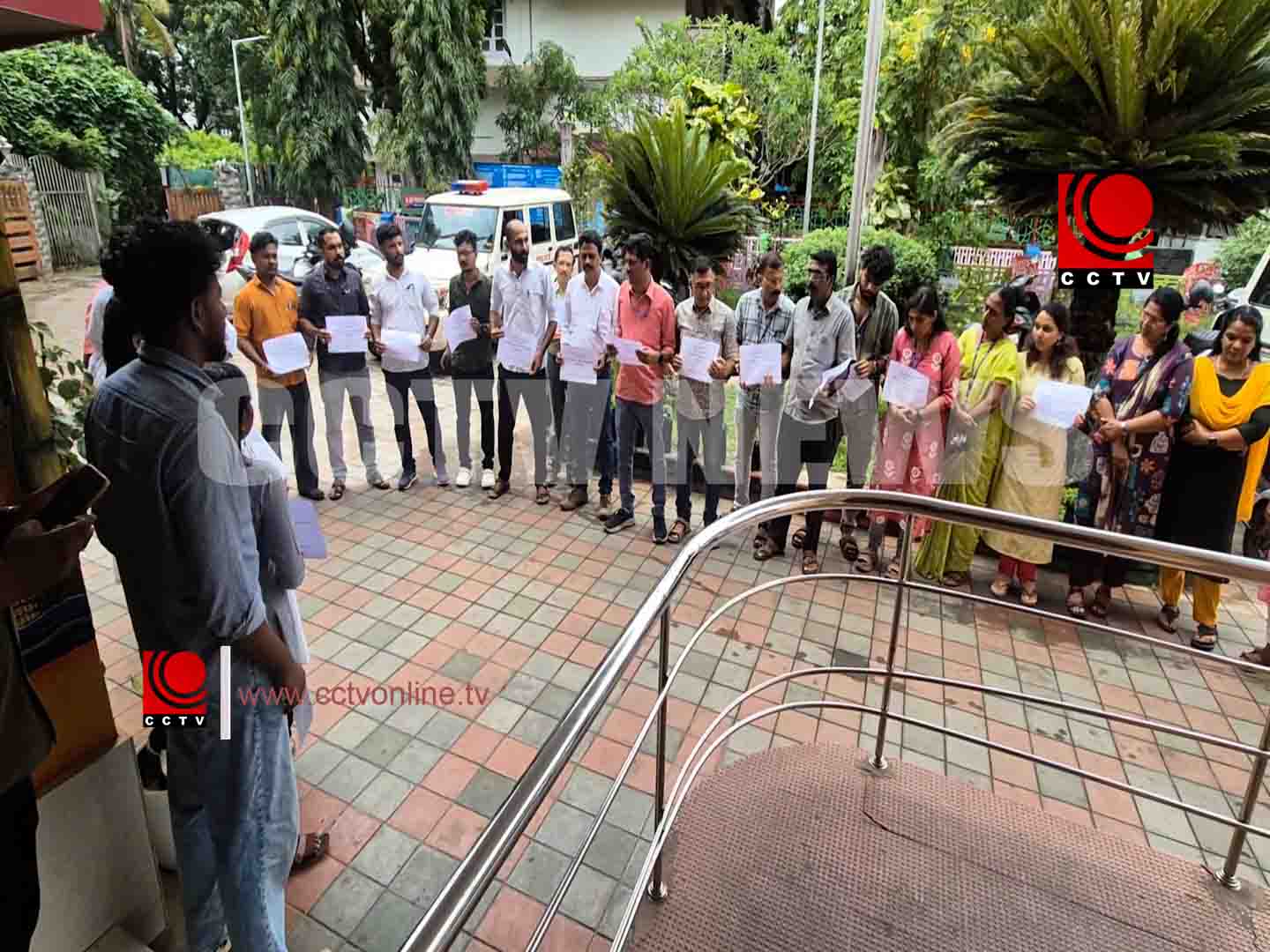 നഗരസഭ സെക്രട്ടറിയെ കൈയേറ്റം ചെയ്ത സംഭവം ; നഗരസഭ ജീവനക്കാര് പ്രതിഷേധ പ്രകടനം നടത്തി