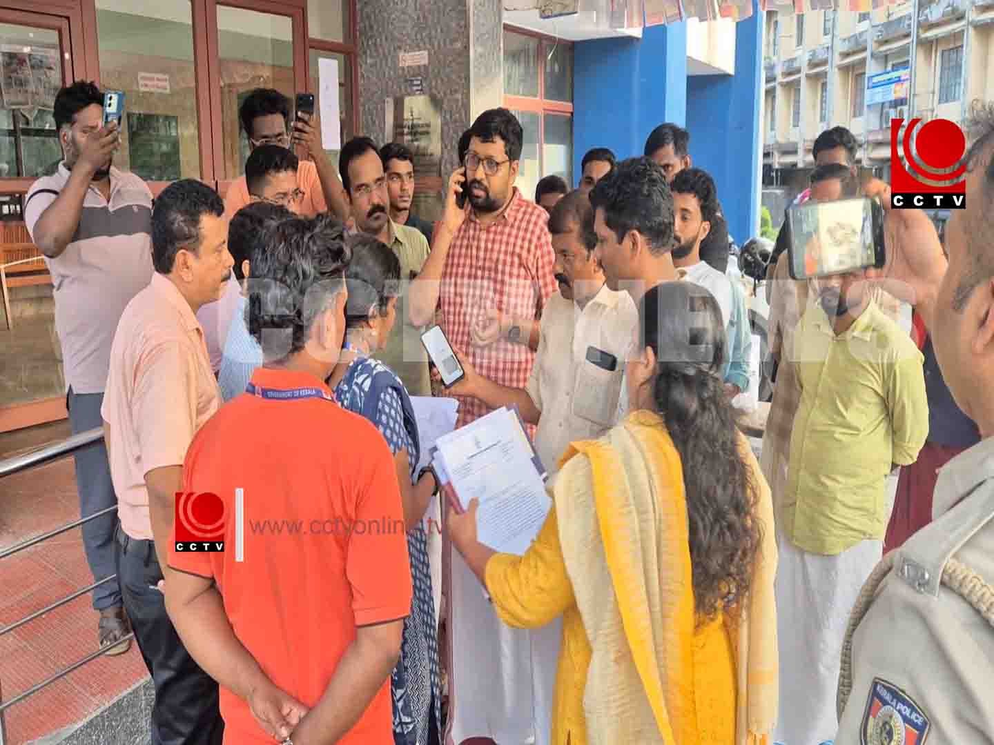 ബിഗ് സ്ക്രീന് പ്രദര്ശനം തടയാനെത്തിയ തദ്ദേശ വകുപ്പ് ഉദ്യോഗസ്ഥരെ തടഞ്ഞ് പ്രതിഷേധം