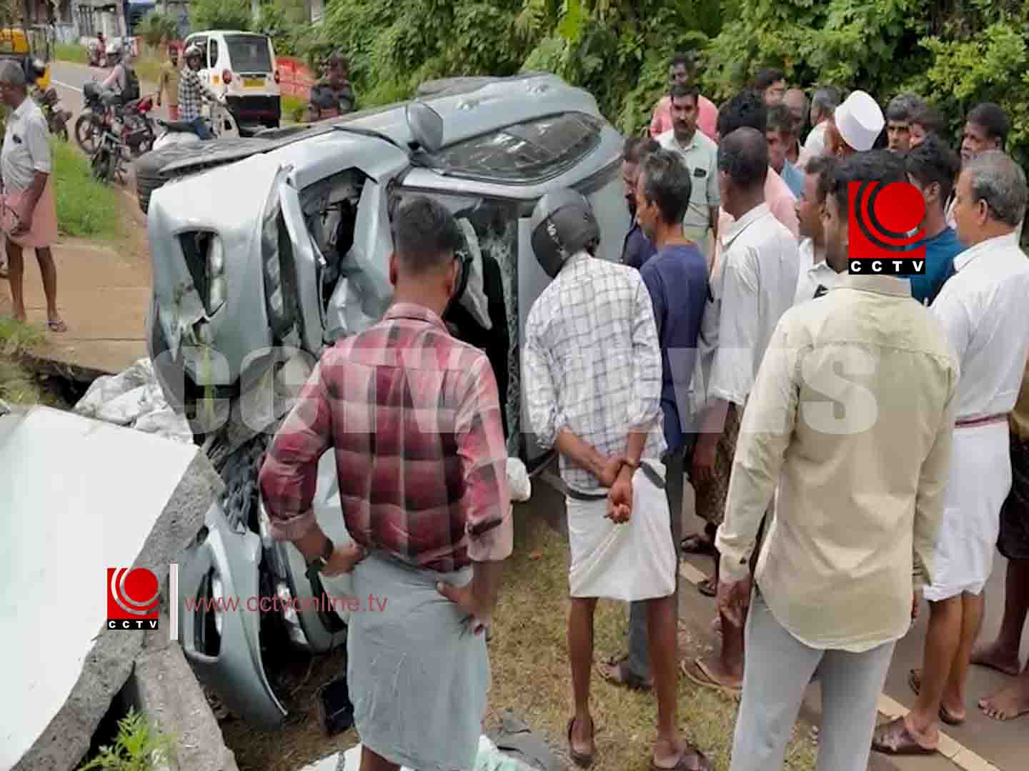 നിയന്ത്രണം വിട്ട കാര് റോഡരികിലെ മതിലില് ഇടിച്ച് മറിഞ്ഞു