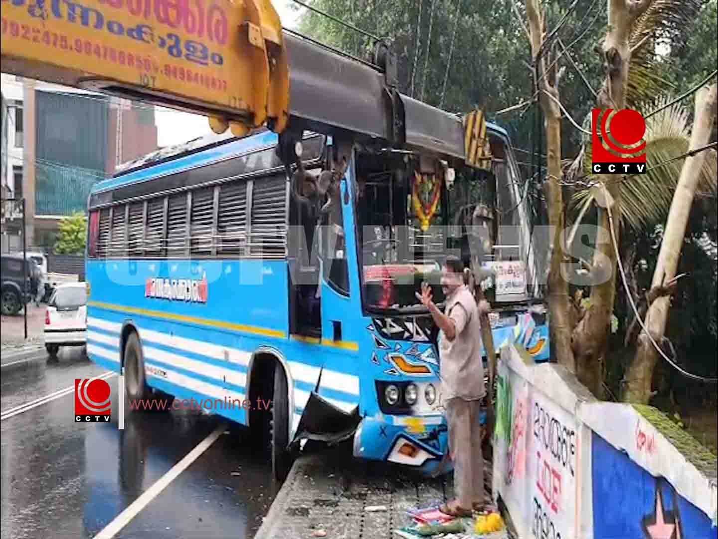 നിയന്ത്രണം വിട്ട സ്വകാര്യ ബസ് മതിലിലിടിച്ച് അപകടം