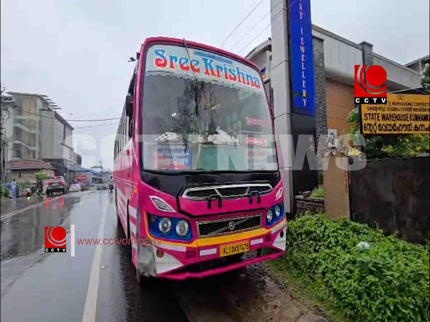 സ്വകാര്യ ബസ്സും കാറും ഓട്ടോറിക്ഷയും കൂട്ടിയിടിച്ച് അപകടം