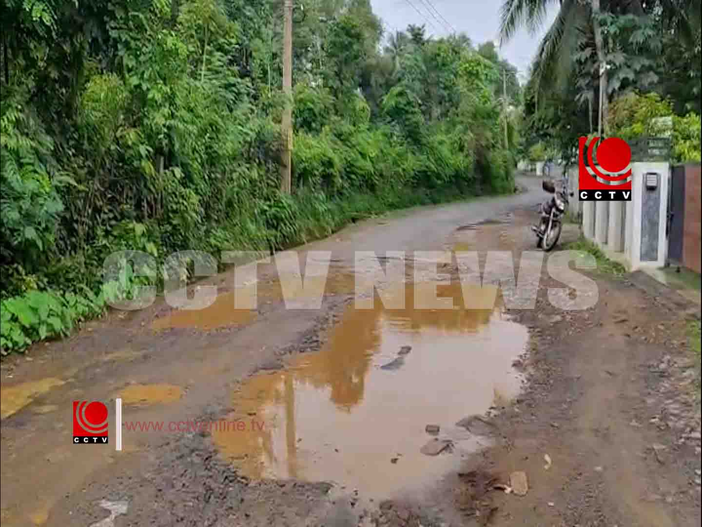 അക്കിക്കാവ് കെ കരുണാകരന് റോഡ് തകര്ന്ന നിലയില്