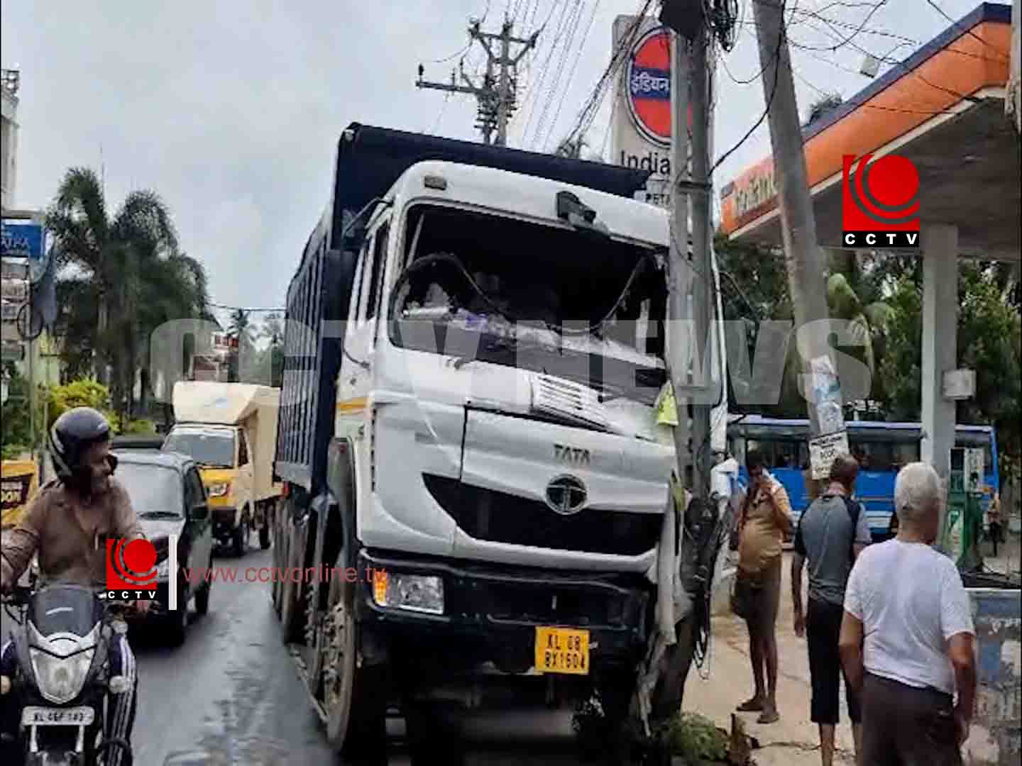 കേച്ചേരിയില് ടോറസ് ലോറി ഇടിച്ച് ഇലട്രിക് പോസ്റ്റ് തകര്ന്നു