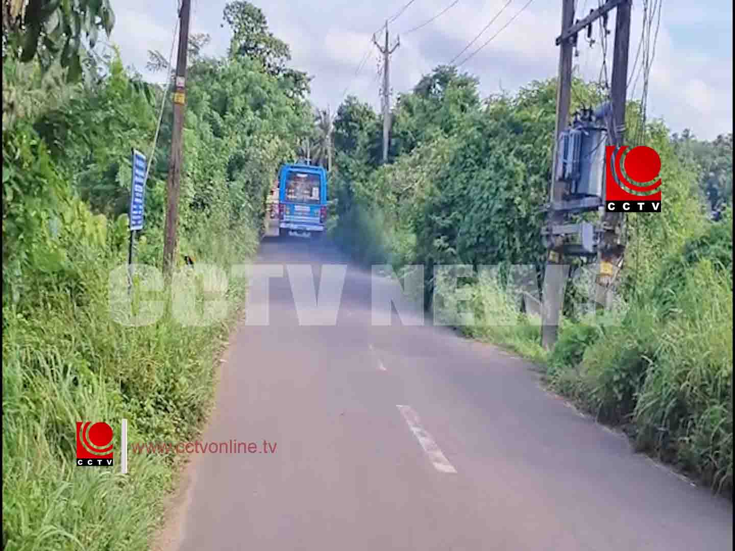യാത്രക്കാര്ക്ക് ദുരിതമായി കല്ലുപുറം റോഡിലെ പാഴ്ചെടികളും മരക്കൊമ്പുകളും