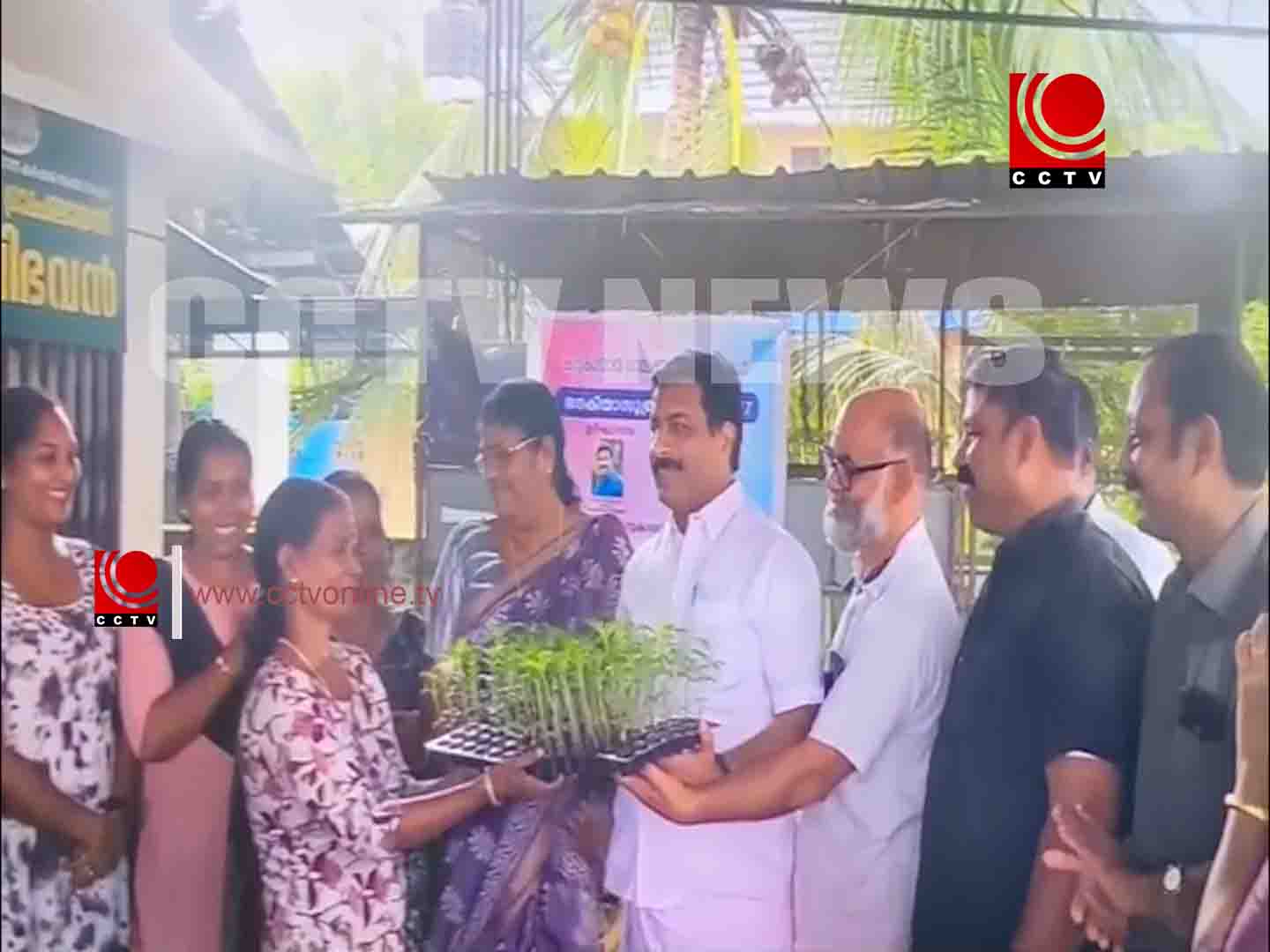 ഓണത്തിനു മുന്നൊരുക്കം ; കാട്ടകാമ്പാലില് ചെണ്ടു മല്ലി തൈകള് വിതരണം തുടങ്ങി