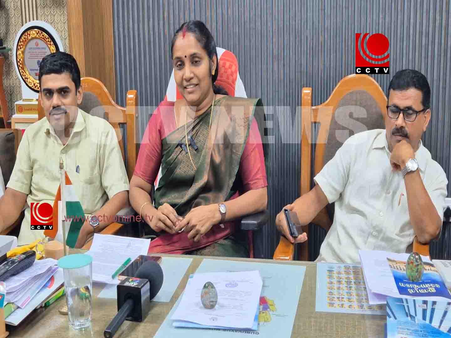 ബിഗ് സ്ക്രീന് പ്രദര്ശനം തടസപ്പെടുത്തിയതില് കോണ്ഗ്രസും നഗരസഭയും തമ്മില് തര്ക്കം; സെക്രട്ടറിയുടെ നടപടി ചട്ടവിരുദ്ധമെന്ന് ചെയര്പേഴ്സണ്