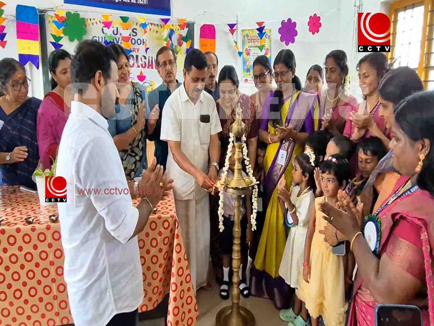 ഗുരുവായൂര് ജി.യു.പി സ്കൂളിലെ വിദ്യാര്ത്ഥികള്ക്ക് പഠനോപകരണങ്ങള് വിതരണം ചെയ്തു