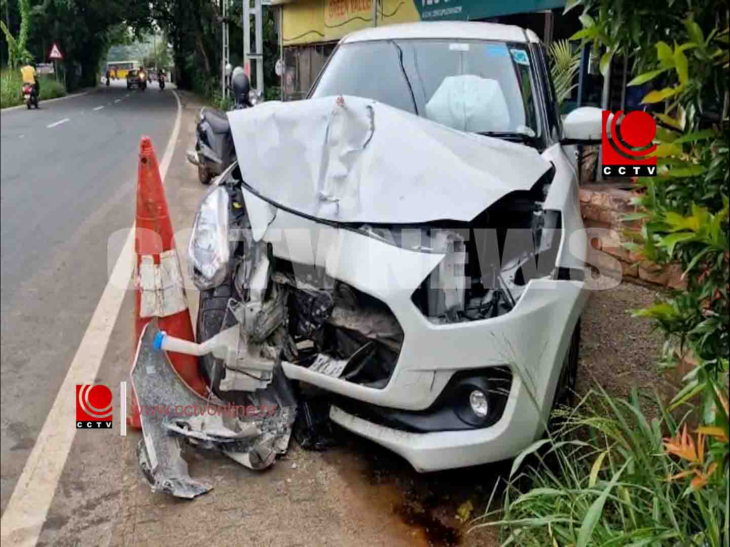 തൂവാനൂരില് കാര് ഇലക്ട്രിക് പോസ്റ്റില് ഇടിച്ച് അപകടം