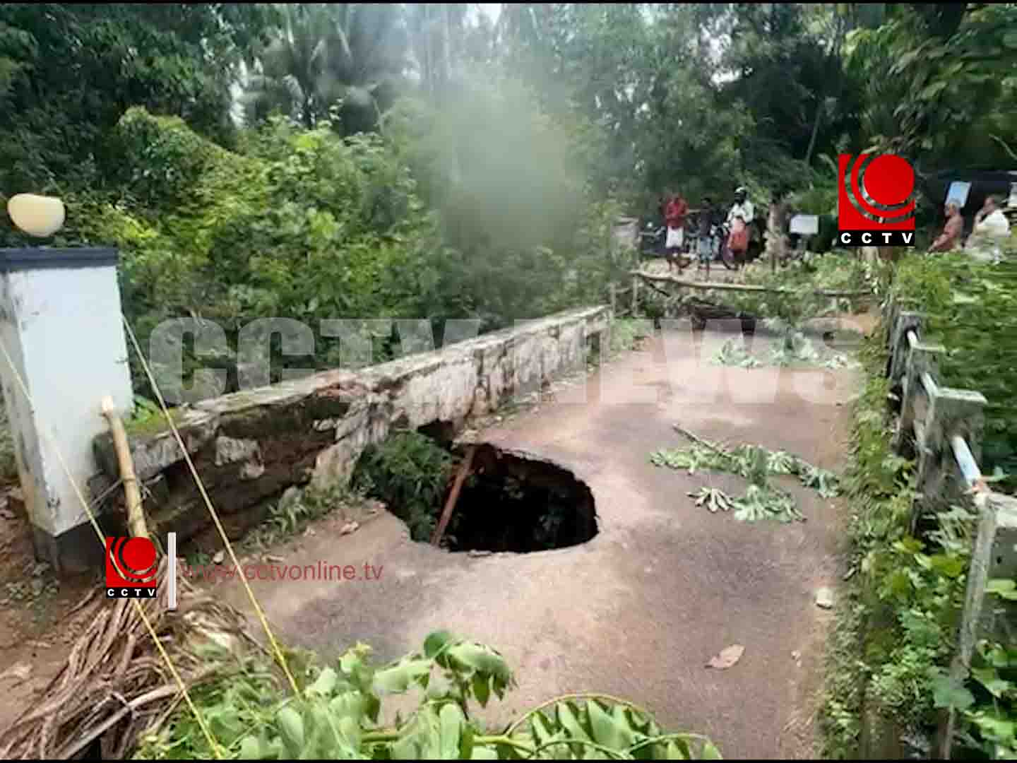 തോളൂരില് സമാന്തര പാലം തകര്ന്നു ; ഗര്ത്തം രൂപപ്പെട്ടു