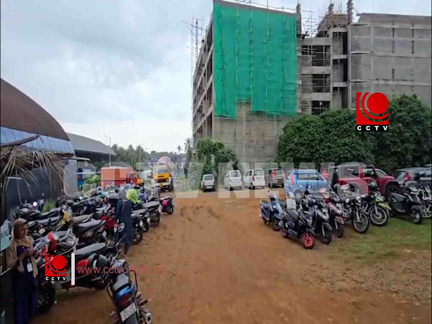 കുന്നംകുളം നഗരസഭയുടെ പാര്ക്കിംഗ് ഗ്രൗണ്ട് സ്വകാര്യ നിര്മ്മാണ വാഹനങ്ങളുടെ പാതയാകുന്നതില് പരാതി