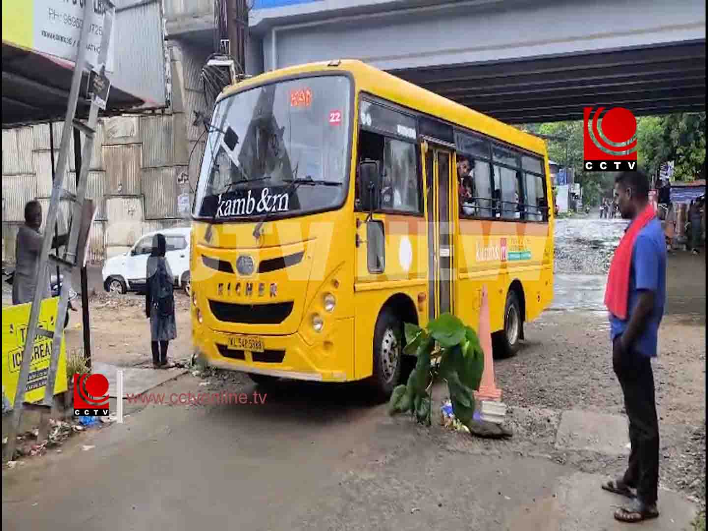നാട്ടുക്കാര് ഒടിച്ചു വെച്ച പച്ചിലക്കൊമ്പ് വഴികാട്ടിയാക്കി ഡ്രൈവര്മാര്