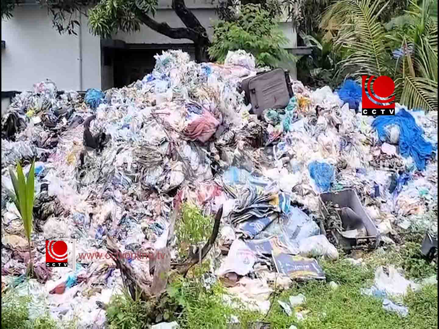 നാട്ടുകാര്ക്ക് തലവേദനയായി സ്വകാര്യ വ്യക്തിയുടെ പറമ്പിലെ മാലിന്യക്കൂമ്പാരം